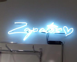 espacios neon zapatos - Signa Postal
